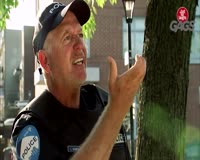 waptrick.com Cop Picks Up Dog Poop With Stranger is License