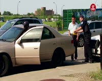 waptrick.com Cop Locks Strangers Out of Their Cars